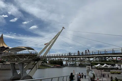 Jambatan Darul Hana yang berbentuk huruf ‘S’  merupakan salah satu tarikan yang terletak di Sungai Sarawak di Kuching.