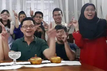 ADAKAH TEMPAT UNTUK BELAJAR AGAMA?: Encik Muhd Salahuddin Omar (barisan belakang, kanan) mahu mempelajari agama Islam, namun bertahun lamanya beliau mendapati amat sukar mencari kelas yang memenuhi keperluan golongan pekak sepertinya. - Foto KUMPULAN MASYARAKAT PEKAK MUSLIM