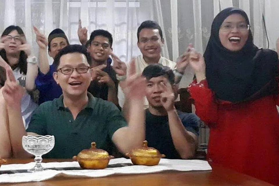 ADAKAH TEMPAT UNTUK BELAJAR AGAMA?: Encik Muhd Salahuddin Omar (barisan belakang, kanan) mahu mempelajari agama Islam, namun bertahun lamanya beliau mendapati amat sukar mencari kelas yang memenuhi keperluan golongan pekak sepertinya. - Foto KUMPULAN MASYARAKAT PEKAK MUSLIM