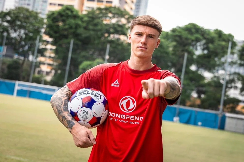 Bekas pemain Liga Dua England, Kai Whitmore, telah menyertai pasukan Liga Perdana Singapura (SPL), Young Lions.