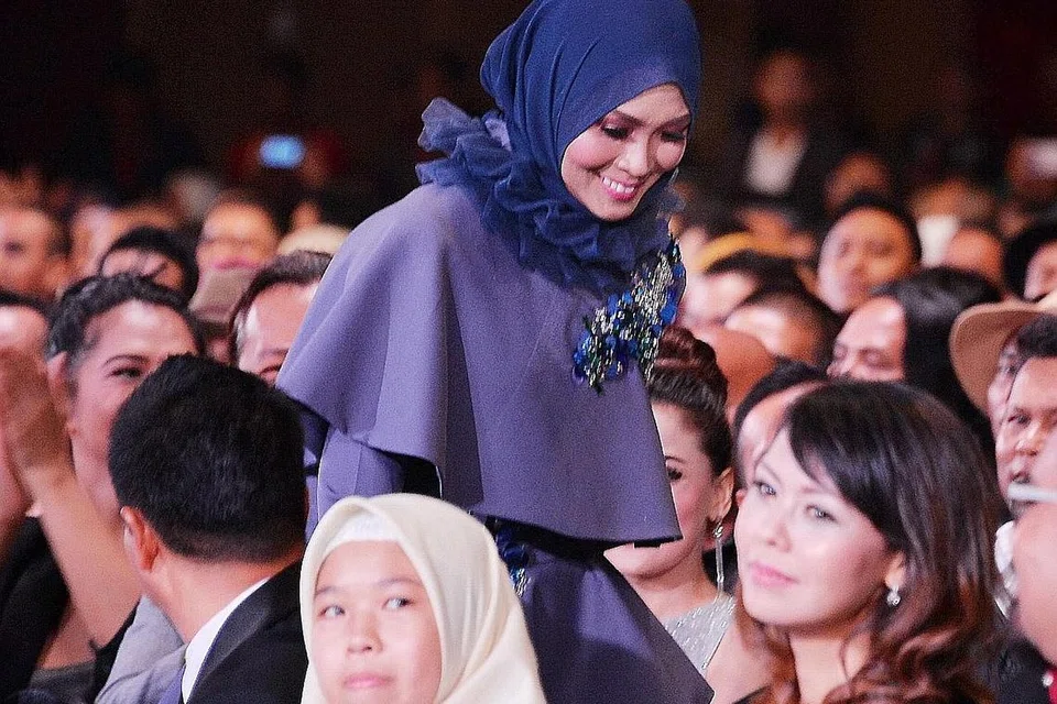 TERUS JAGA SUARA: Walaupun diinobat sebagai Penyanyi Wanita Popular dalam ABPBH 3.0, Nana masih menjalani latihan vokal dengan guru vokal dan juara Duo Star, Ernie Zakri, demi menjaga mutu suaranya. - Foto ZAINAL YAHYA