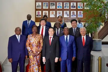 Menteri di Pejabat Perdana Menteri dan Menteri Kedua (Pendidikan merangkap Ehwal Luar), Dr Mohamad Maliki Osman (tengah, barisan hadapan), bertemu pemimpin-pemimpin Ivory Coast semasa lawatannya ke negara itu pada 18-23 November.