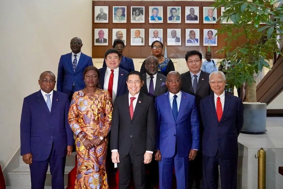 Menteri di Pejabat Perdana Menteri dan Menteri Kedua (Pendidikan merangkap Ehwal Luar), Dr Mohamad Maliki Osman (tengah, barisan hadapan), bertemu pemimpin-pemimpin Ivory Coast semasa lawatannya ke negara itu pada 18-23 November.