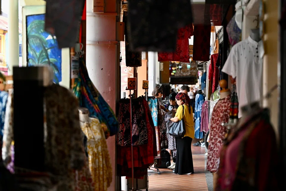 Seorang wanita sedang membeli-belah di sebuah kedai di kawasan Kampong Gelam pada 11 Ogos.