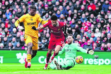 Pemain Liverpool, Luis Diaz (tengah), menjaringkan gol pertama pada minit ke-15 semasa menentang pasukan Wolverhampton.