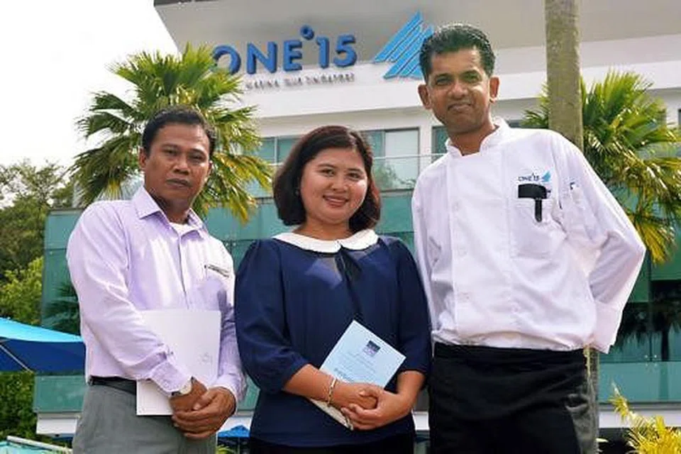 ANJUR PAKEJ PERKAHWINAN EKSKLUSIF DI KELAB MARINA: (Dari kiri) Pengurus jualan katering, Encik Jumadi; pengurus kanan Cik Asrina; dan tukang masak, Encik Habib Nor, siap menanti mempelai yang bakal melangsungkan walimatulurus di ONE°15 Marina Club di Sentosa.