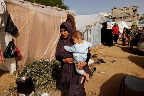 HILANG TEMPAT BERTEDUH: Seorang wanita bersama anaknya merupakan antara penduduk Palestin yang berteduh di khemah dekat Hospital Nasser di Khan Younis di selatan Gaza.