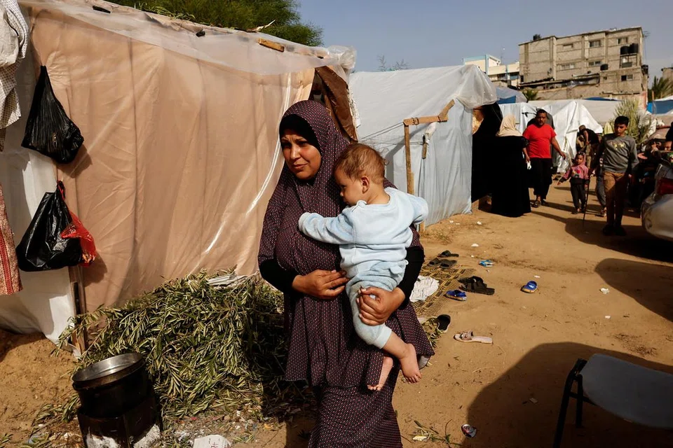 HILANG TEMPAT BERTEDUH: Seorang wanita bersama anaknya merupakan antara penduduk Palestin yang berteduh di khemah dekat Hospital Nasser di Khan Younis di selatan Gaza.