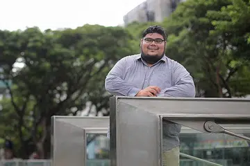 JATUH CINTA PADA IT: Encik Fakhrul meraih segulung ijazah Sarjana Muda Sains (Sistem Maklumat) dengan Merit dari Universiti Pengurusan Singapura (SMU). - Foto BH oleh GIN TAY