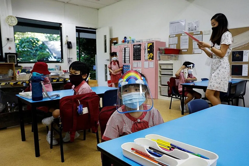 SELEPAS PEMUTUS LITAR: Singapura sudah mula membuka semula ekonomi dan masyarakat secara bertahap dengan melaksanakan pelbagai langkah keselamatan bagi mencegah Covid-19. - Foto REUTERS 