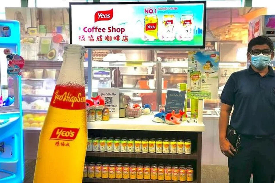 Encik Salim Mian berkata bekerja di YHS, syarikat yang menjual minuman suka ramai, menyeronokkan bukan sahaja kerana layanan syarikat itu yang baik, malah kerana beliau rasa puas hati memain peranan dalam operasi antara syarikat yang paling dikenali di sini. 