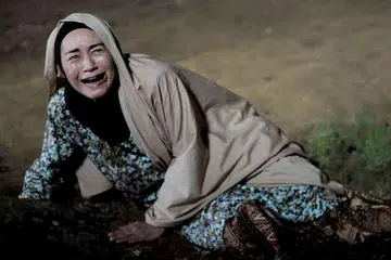 HAYATI JALAN CERITA: Watak wanita perkasa 'Sakinah' yang enggan memperlekeh agama dan gigih menjaga anak dan bapanya sekali gus dibawakan oleh Maya Karin (atas) dengan penuh penghayatan. - Foto SKOP PRODUCTIONS