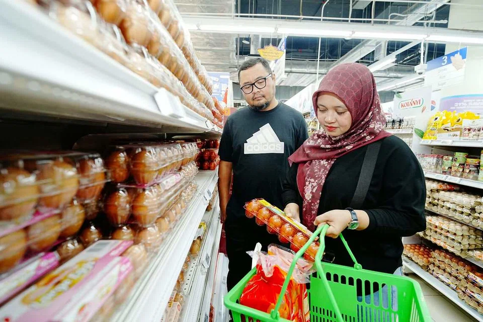 Bantuan baucar FairPrice bernilai $110 melalui Program ABS Community Giveback membolehkan Encik Muhammad Nurherrizzwan Shah Kamin dan isterinya, Cik Nooraihana Abdul Rahman, membeli barangan dapur yang sebelum ini kadangkala terpaksa ditangguhkan pembeliannya.