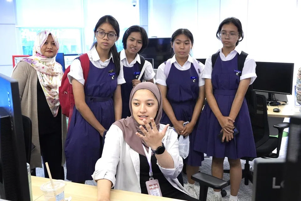 Penerbit Podcast #NoTapis, Cik Natasha Mustafa (tengah, duduk), berkongsi dengan pelajar tentang pelbagai wadah digital Berita Harian, seperti podcast #NoTapis, TikTok, Instagram, dan akhbar elektronik yang digunakan untuk menyampaikan berita kepada pembaca, penonton dan pendengar. Turut bersama ialah Editor Audiens dan Pertumbuhan, Cik Norhaiza Hashim (kiri, berdiri).