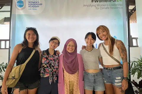 DELEGASI KE INDONESIA: Cik Far’ain Jaafar (tengah) bersama delegasi Singapura yang menghadiri Inisiatif Kepimpinan Muda Asia Tenggara (YSEALI) US-ASEAN Akademi Kepimpinan Wanita (WLA) di Bali, Indonesia dari 5 hingga 7 Mei 2023.