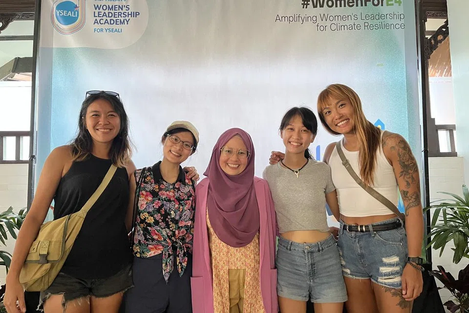 DELEGASI KE INDONESIA: Cik Far’ain Jaafar (tengah) bersama delegasi Singapura yang menghadiri Inisiatif Kepimpinan Muda Asia Tenggara (YSEALI) US-ASEAN Akademi Kepimpinan Wanita (WLA) di Bali, Indonesia dari 5 hingga 7 Mei 2023.
