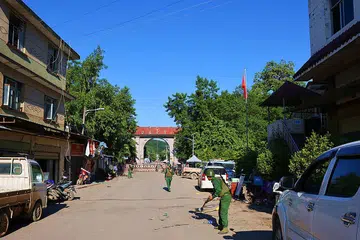 SELEPAS PERTEMPURAN SENGIT: Tentera Perikatan Demokratik Kebangsaan Myanmar membersihkan jalan berhampiran pintu sempadan di Chinshwehaw, utara Negeri Shan, Myanmar, selepas berlakunya pertempuran sengit. 