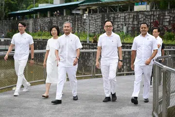 Anggota Parlimen (AP) SMC Bukit Panjang, Encik Liang Eng Hwa (depan, dua dari kanan) bersama AP GRC Holland-Bukit Timah — (dari kiri) Encik Edward Chia, Cik Sim Ann, Dr Vivian Balakrishnan dan Encik Christopher de Souza.