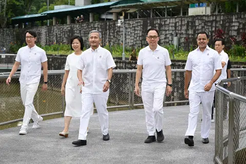 Anggota Parlimen (AP) SMC Bukit Panjang, Encik Liang Eng Hwa (depan, dua dari kanan) bersama AP GRC Holland-Bukit Timah — (dari kiri) Encik Edward Chia, Cik Sim Ann, Dr Vivian Balakrishnan dan Encik Christopher de Souza.