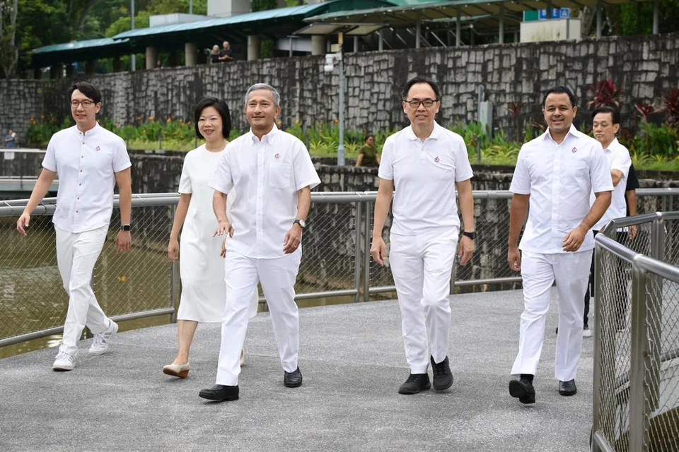 Anggota Parlimen (AP) SMC Bukit Panjang, Encik Liang Eng Hwa (depan, dua dari kanan) bersama AP GRC Holland-Bukit Timah — (dari kiri) Encik Edward Chia, Cik Sim Ann, Dr Vivian Balakrishnan dan Encik Christopher de Souza.