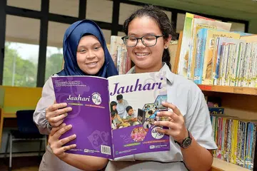 LEBIH MENCABAR MINDA: Pilihan mengambil subjek Bahasa Melayu di peringkat Ekspres dapat meningkatkan lagi pemahaman Ismahani Azmi (kanan). Bersamanya ialah guru bahasa Melayunya, Cik Siti Hawa Zaini. - Foto M.O. SALLEH