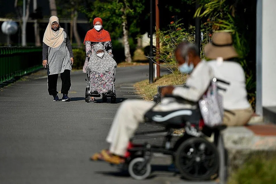WARGA EMAS YANG KESUNYIAN: Daripada seramai 1,021 warga emas yang membentuk data hubungan sosial yang terputus, seramai 804 tinggal bersama keluarga mereka, seramai 70 tinggal bersama saudara atau rakan lain dan seramai 147 tinggal bersendirian, menurut satu kajian setempat. - Foto fail