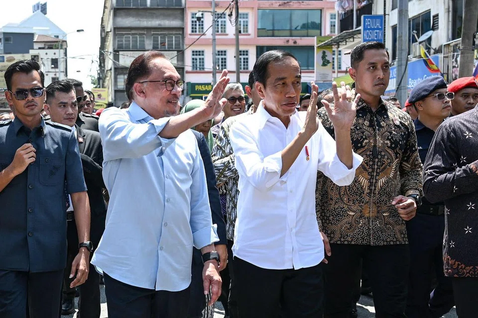 SAHABAT BAIK:  Datuk Seri Anwar Ibrahim tidak melihat Indonesia yang dipimpin Encik Jokowi sebagai pesaing terbesar dalam pasaran Kenderaan Elektrik (EV) di rantau ini sebaliknya, beliau berkata, kedua-dua negara saling melengkapi dari segi perkongsian industri sebagai lambang keakraban dan kerjasama utuh antara kedua-dua negara serumpun itu.