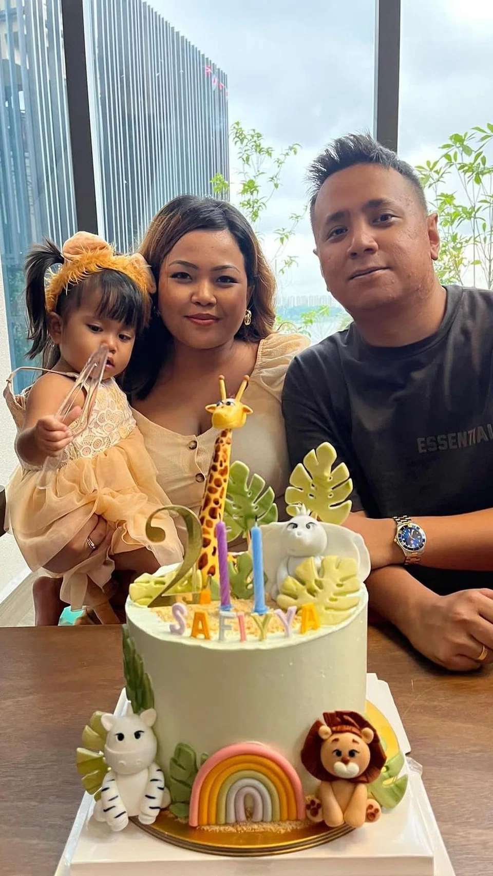 GELAGAT SI CILIK: Encik Faisal dan isterinya, Cik Sofraleezah bergambar bersama anak tunggal mereka, Safiyya yang baru sahaja menyambut ulang tahun kedua.