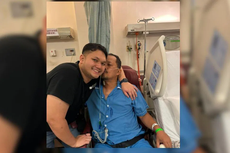 Encik Aqil Azmi (kiri) bersama ayahnya, Encik Azmi Said di wad Hospital Universiti Nasional (NUH).
