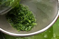 Daun pandan yang telah dihiris dan dihancurkan jika dicampurkan dengan beras serta kunyit dikatakan boleh membantu menanggalkan kotoran dan menyegarkan kulit.