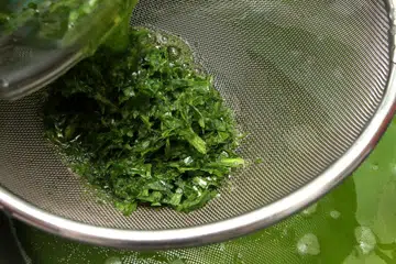 Daun pandan yang telah dihiris dan dihancurkan jika dicampurkan dengan beras serta kunyit dikatakan boleh membantu menanggalkan kotoran dan menyegarkan kulit.