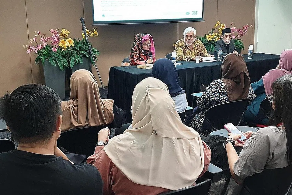 MEMPERERAT HUBUNGAN SASTERAWAN DUA NEGARA: Sesi Sembang Sasterawan Negara: Kesusasteraan Pemangkin Kemajuan menemukan dua tokoh yang tidak asing dalam dunia persuratan di Nusantara iaitu Sasterawan Negara Malaysia, Profesor Dr Siti Zainon Ismail (kiri), dan Sasterawan Mapan Singapura, Suratman Markasan (kanan). Di tengah ialah penulis yang bertindak sebagai moderator. - Foto HERMAN ROTHMAN/FACEBOOK