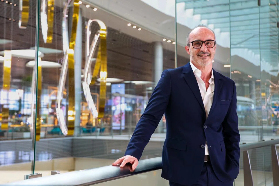 Ketua Pegawai Eksekutif (CEO), Jetstar Asia, Encik John Simeone, menyifatkan langkah memaklumkan kepada 550 pekerja bahawa syarikat penerbangan itu akan menghentikan operasi pada 31 Julai, adalah detik paling sukar sepanjang kerjayanya selama 26 tahun dalam bidang penerbangan.