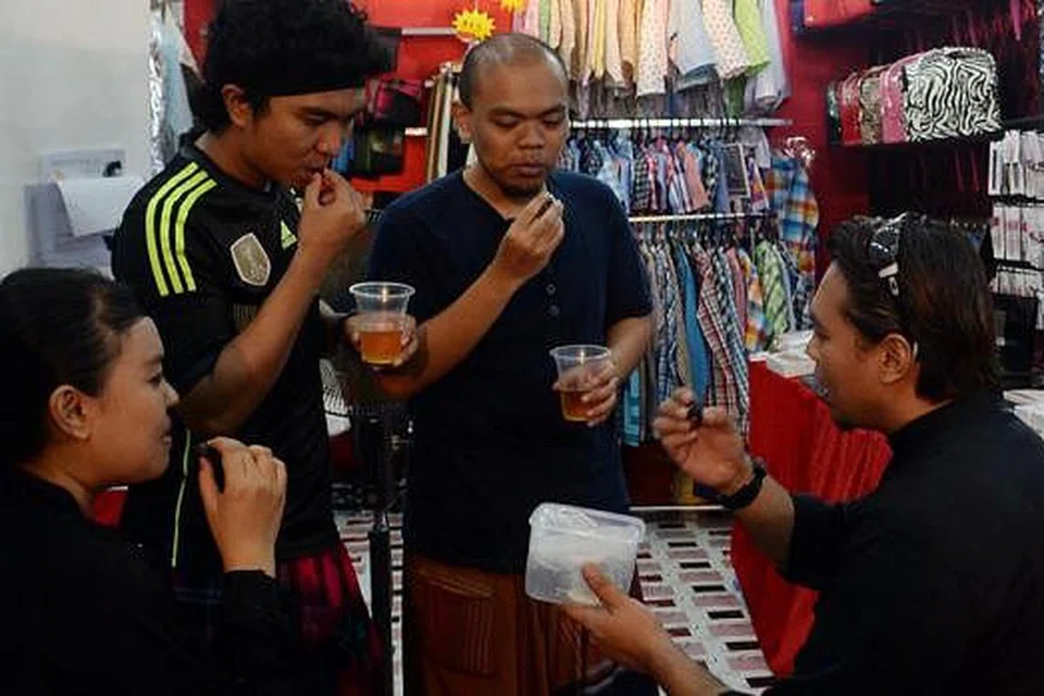 BERBUKA SEADANYA: Beberapa orang di sini sekadar memakan kurma dan meminum secawan air setibanya waktu berbuka.