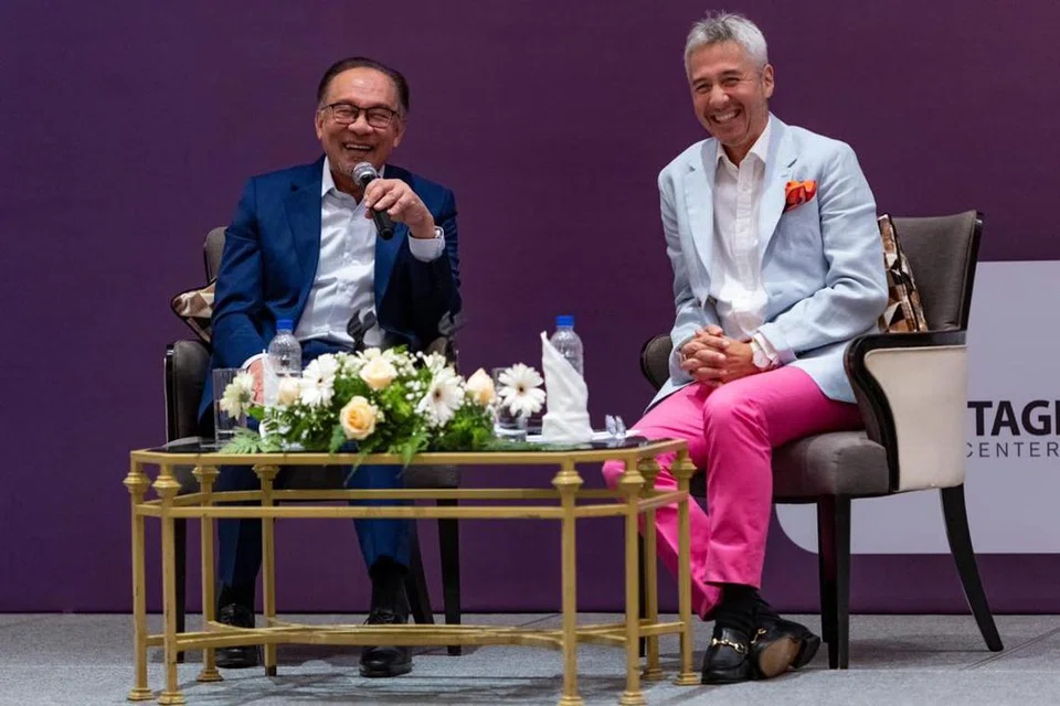 Perdana Menteri Malaysia, Datuk Seri Anwar Ibrahim (kiri), bersama Pengerusi Dewan Perniagaan Amerika Syarikat dan Malaysia (AMCHAM), Encik Antony Lee, ketika berucap pada Majlis Makan Tengah Hari AMCHAM di Kuala Lumpur.