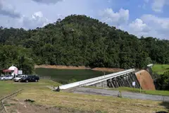 PERIKSA TAHAP AIR DI EMPANGAN: Melalui jawatankuasa khas yang ditubuhkan, orang ramai boleh memantau paras air di empangan di negeri masing-masing sepanjang masa. Gambar menunjukkan Empangan Muda di Kedah dengan paras air merosot ekoran cuaca panas.