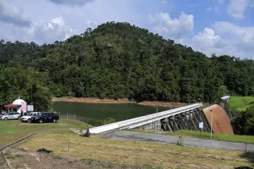 PERIKSA TAHAP AIR DI EMPANGAN: Melalui jawatankuasa khas yang ditubuhkan, orang ramai boleh memantau paras air di empangan di negeri masing-masing sepanjang masa. Gambar menunjukkan Empangan Muda di Kedah dengan paras air merosot ekoran cuaca panas.