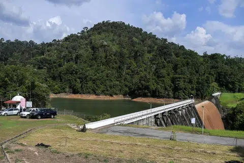 PERIKSA TAHAP AIR DI EMPANGAN: Melalui jawatankuasa khas yang ditubuhkan, orang ramai boleh memantau paras air di empangan di negeri masing-masing sepanjang masa. Gambar menunjukkan Empangan Muda di Kedah dengan paras air merosot ekoran cuaca panas.