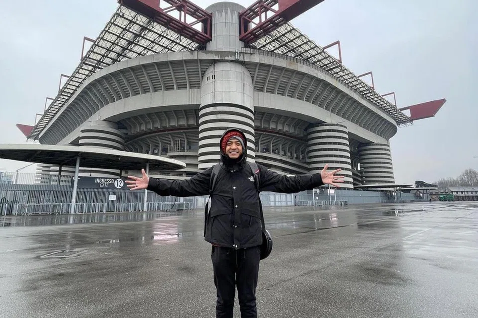 KUNJUNGAN WAJIB PEMINAT BOLA: Tomok gembira dapat menjejakkan kaki di Stadium San Siro di Milan, Italy, yang bersejarah dan antara stadium bola sepak terbesar dunia.