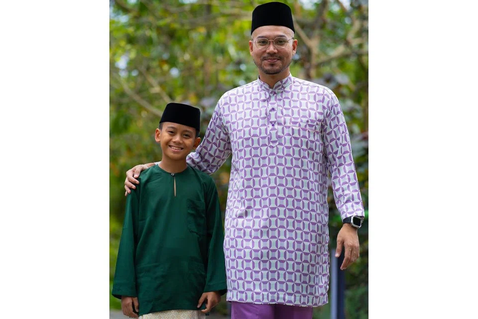 BERGANDING DENGAN BAKAT CILIK: Hisyam Azmi (kanan) yang dikenali kerana lagu 'Selfie' yang santai muncul semula di persada seni Singapura dengan lagu 'Selamat Hari Raya' bersama bakat cilik Aidan Asri (kiri). - Foto ihsan HISYAM AZMI