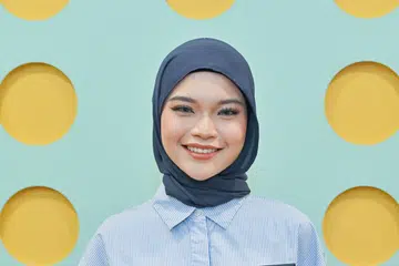 Cik Putri Emily Mohammad Joehaidi, 19 tahun,  menerima Anugerah Pencapaian Cemerlang (Bukan Akademik) di Anugerah MENDAKI 2026. Beliau juara peraduan Champion of Champions bagi kategori Vokal Pop di B-Dazzled Music & Talent Festival International 2025.