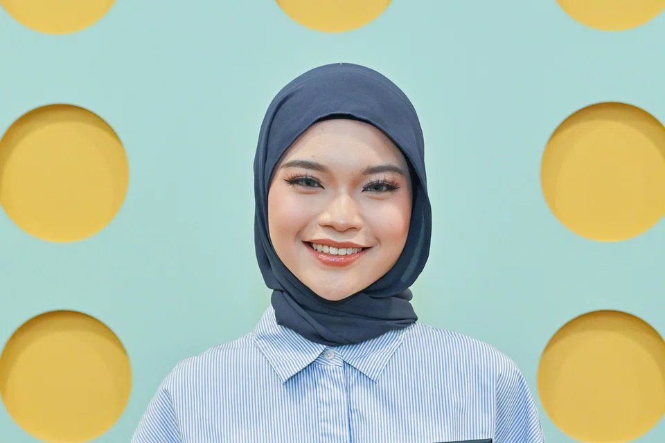 Cik Putri Emily Mohammad Joehaidi, 19 tahun,  menerima Anugerah Pencapaian Cemerlang (Bukan Akademik) di Anugerah MENDAKI 2026. Beliau juara peraduan Champion of Champions bagi kategori Vokal Pop di B-Dazzled Music & Talent Festival International 2025.