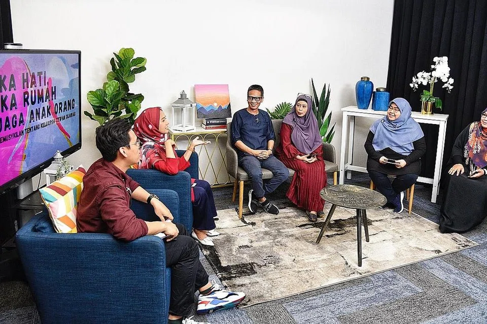 PERIHAL KELUARGA TITIPAN: Dalam FB Live Berita Harian kelmarin, panelis mengongsi dan menjawab persoalan berhubung isu titipan. (Dari kiri) Bersama hos Ustaz Fadhly Rosli dan koresponden Shahida Sarhid ialah Encik Yusri Yusof, Cik Nooraslinda Rahim, Cik Nuraniah Anguani dan Ustazah Nadia Hanim. - Foto BH oleh DESMOND WEE