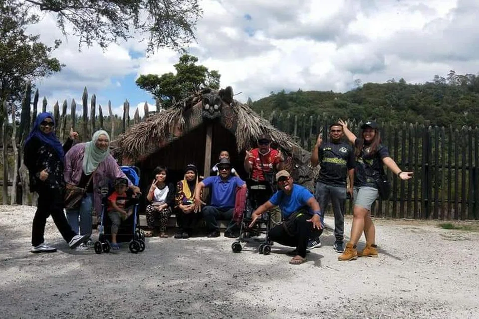 Cik Sa’idah Abdul Razak (kiri) bercuti ke New Zealand bersama ibu bapa, anak, adik-beradik dan ipar-duainya pada 2019.