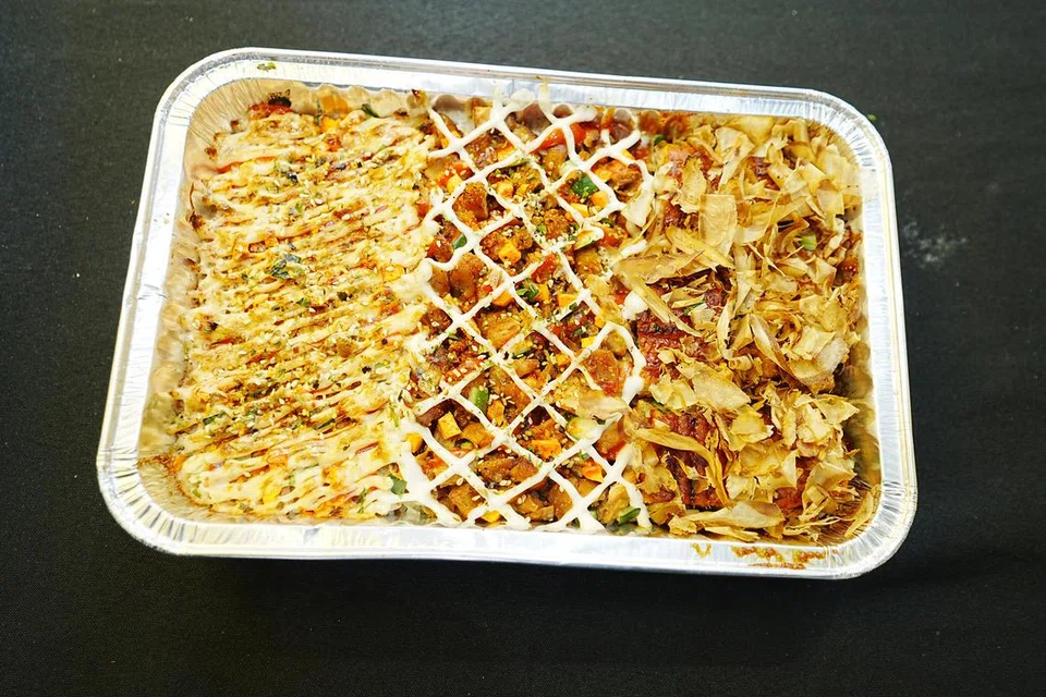 PELBAGAI PILIHAN: Tiga perisa ‘sushi bake’ berharga $55 (dari kiri) ‘Salmon Mentaiko’, ‘Teriyaki Chicken’ dan ‘Unagi Kabayaki’, amat sesuai untuk dinikmati bersama keluarga atau rakan-rakan.