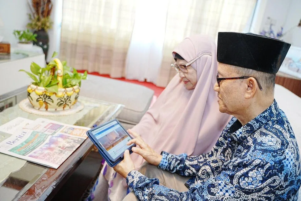 Pendidik veteran, Encik Supki Sidek, 79 tahun, bersama isterinya, Cik Absah Mohamad, meluangkan masa membaca artikel Berita Harian secara dalam talian di kediaman mereka. 