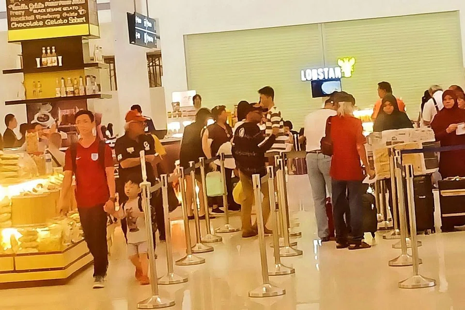 LEBIH RAMAI DIJANGKA MELANCONG KE INDONESIA: Di sebalik demam peperiksaan, ramai warga Singapura dilihat menunggu di Terminal Feri Harbour Bay untuk pulang ke Singapura selepas puas berbelanja di Batam hujung minggu lalu. - Foto BH oleh SAINI SALLEH