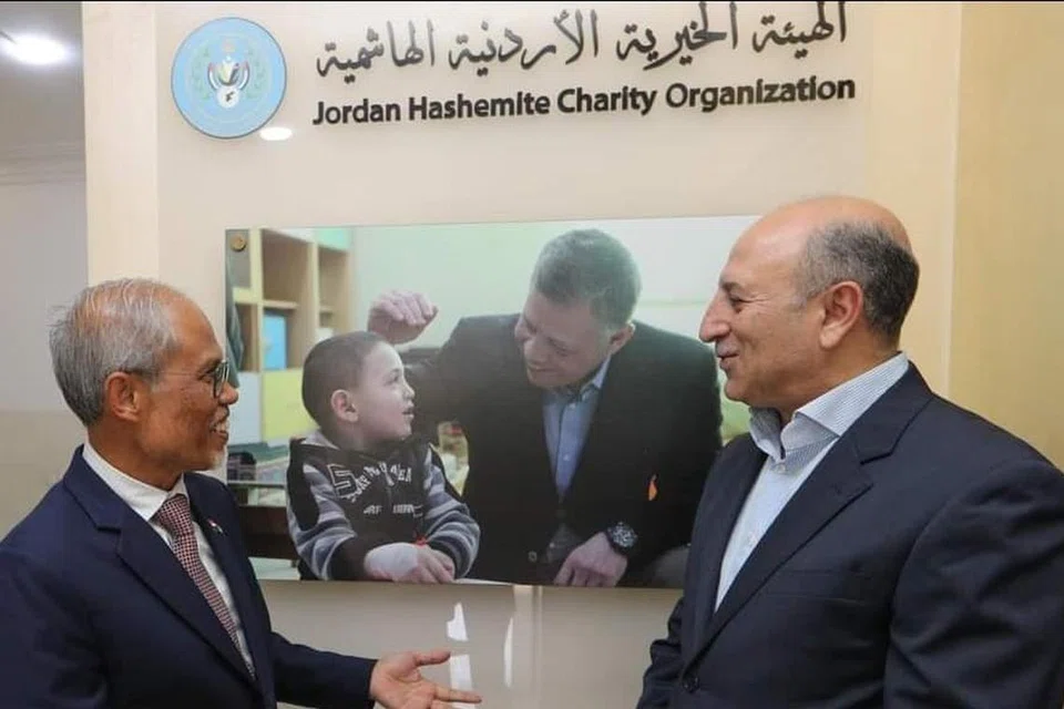 Menteri Bertanggungjawab bagi Ehwal Masyarakat Islam, Encik Masagos Zulkifli Masagos Mohamad (kiri) bertemu dengan Setiausaha Agung Pertubuhan Amal Hashemite Jordan (JHCO), Dr Hussein Mohammad Al-Shebli (kanan). 