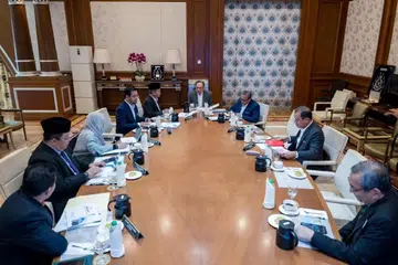 Datuk Seri Anwar Ibrahim (tengah) mempengerusikan mesyuarat dengan pegawai tertinggi Jabatan Kemajuan Islam Malaysia (Jakim) pada 24 September.  