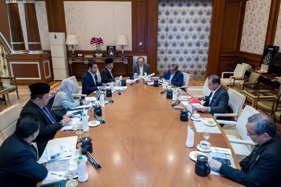 Datuk Seri Anwar Ibrahim (tengah) mempengerusikan mesyuarat dengan pegawai tertinggi Jabatan Kemajuan Islam Malaysia (Jakim) pada 24 September.  